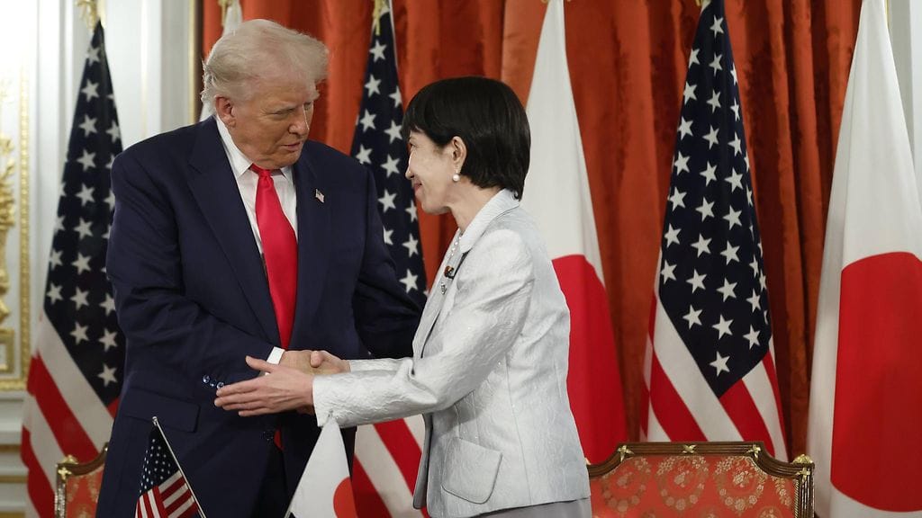 Yhdysvaltain presidentti Donald Trump ja Japanin pääministeri Sanae Takaichi allekirjoittivat Yhdysvaltain ja Japanin kauppasopimuksen täytäntöönpanoa koskevan asiakirjan Tokiossa lokakuussa 2025.