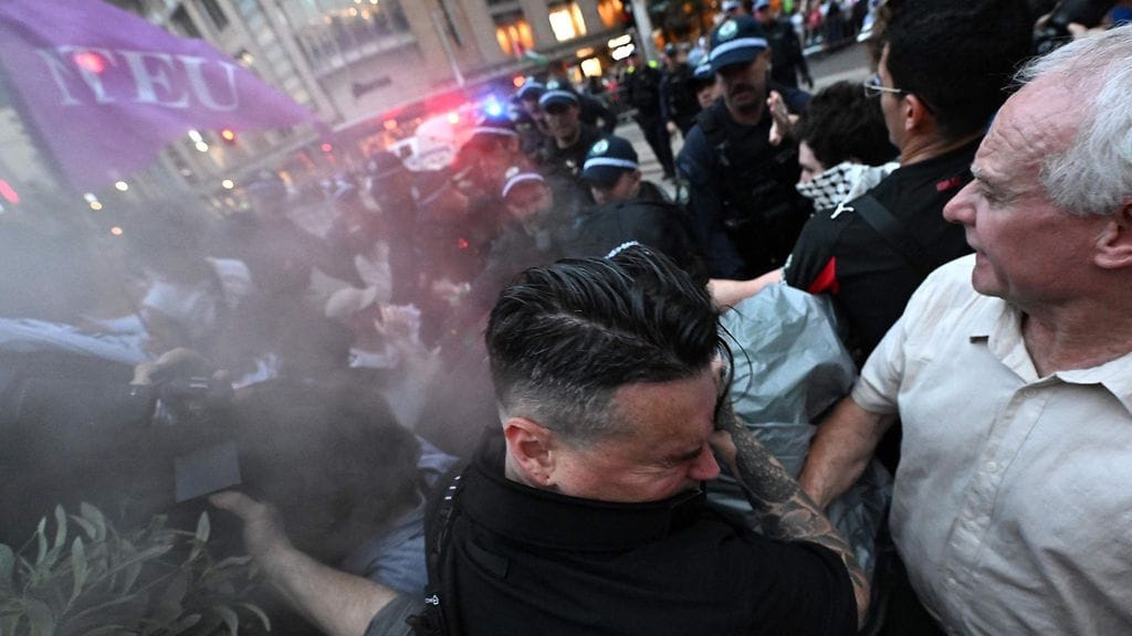 Poliisi käytti pippurisumutetta mielenosoittajia vastaan Australian Sydneyssä.