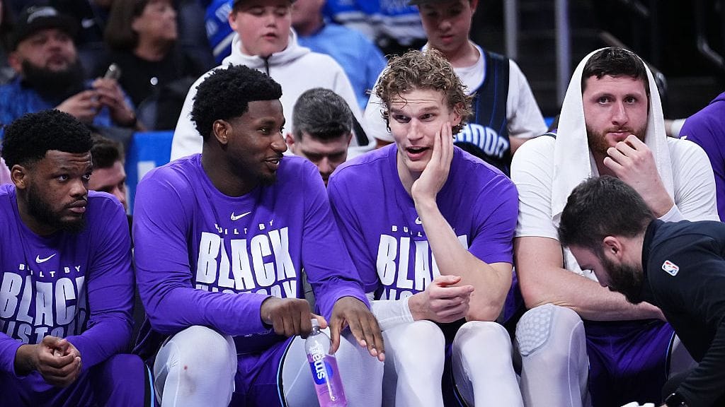 Utah Jazzin suurimmat tähdet Lauri Markkanen ja Jaren Jackson Jr. (toinen vasemmalla) istuvat ratkaisuhetkillä penkillä.