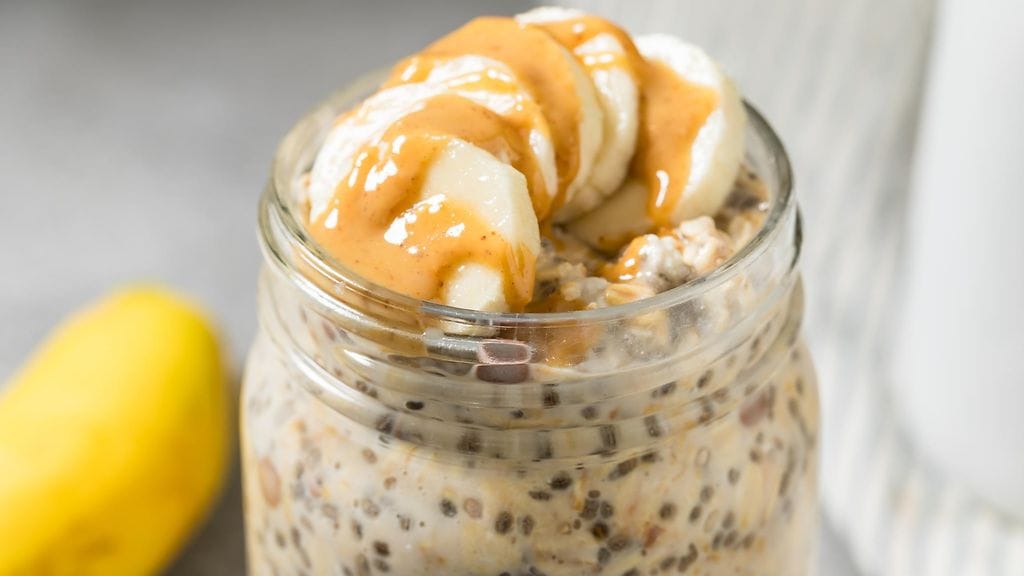 Tuorepuuro chia-siemenillä. Kuvituskuva.