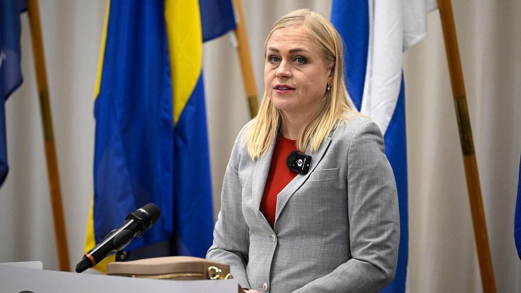 Ulkoministeri Elina Valtonen lehdistötilaisuudessa.