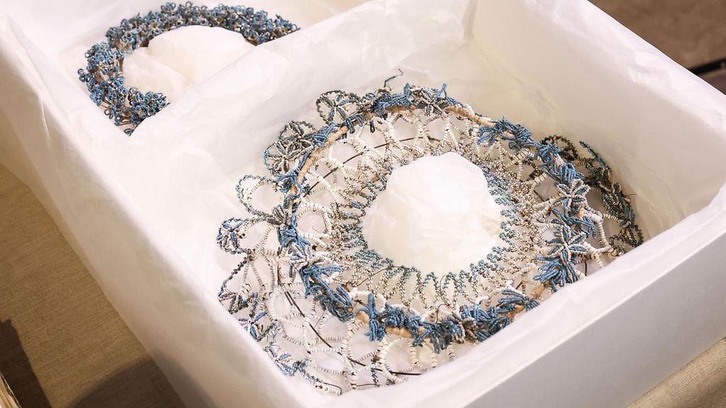 LK 10.2.2026 Kaarina Maununtyttäreen liitettyjä esineitä ja materiaaleja esillä Turun Tuomiokirkossa 10. helmikuuta 2026.