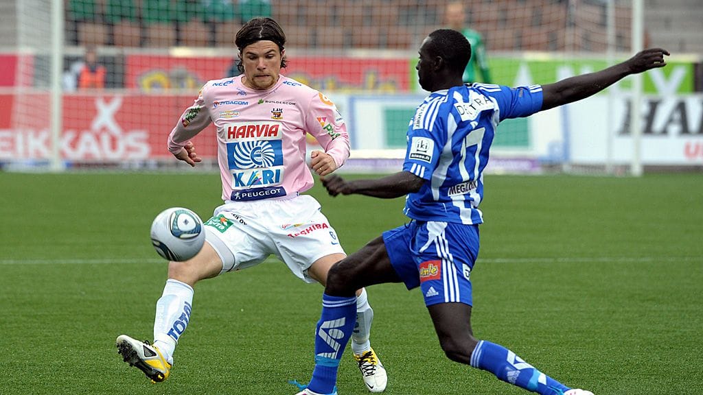 JJK:n Jukka-Pekka Tuomanen ja HJK:n Dawda Bah taistelevat pallosta.