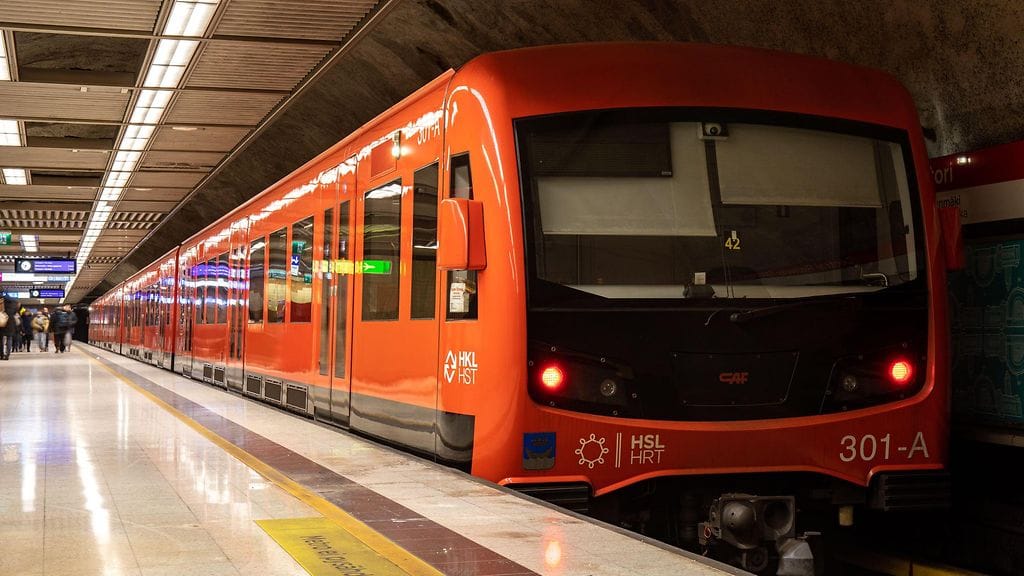 Kuvituskuvassa metro Helsingin rautatieasemalla.