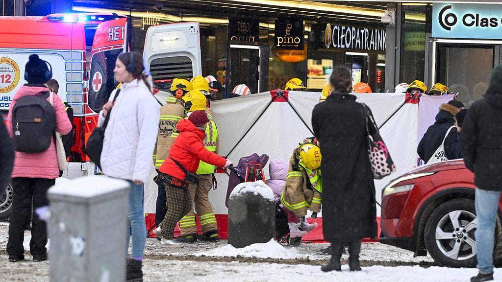 Pelastuslaitoksen henkilökuntaa ja ambulanssi Helsingin päärautatieasemalla keskiviikkona 11. helmikuuta 2026. Helsingissä Rautatientorin metroasemalla oli tapahtunut henkilövahinko.