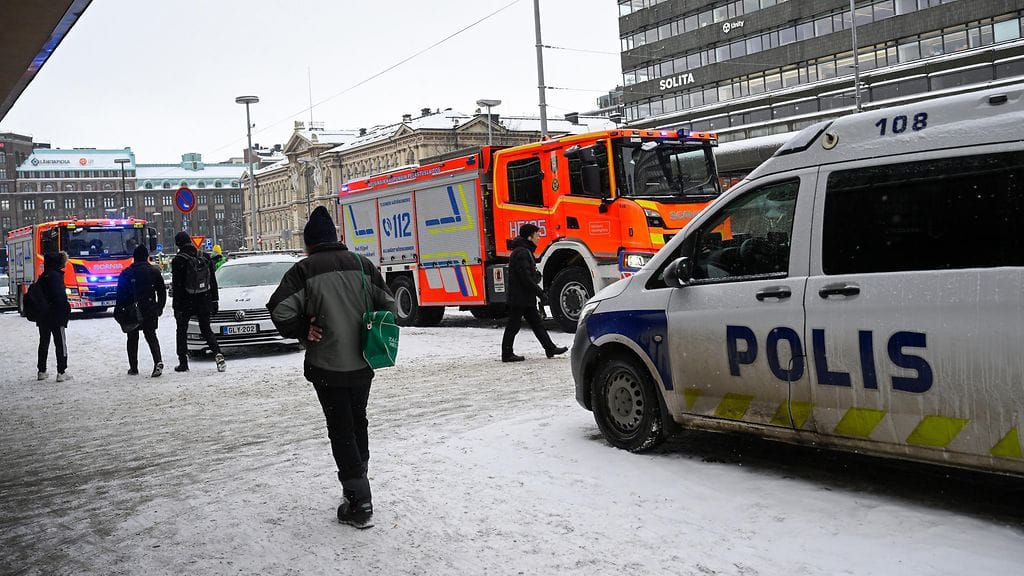 Poliisiauto ja pelastuslaitoksen autoja Helsingin päärautatieasemalla keskiviikkona.