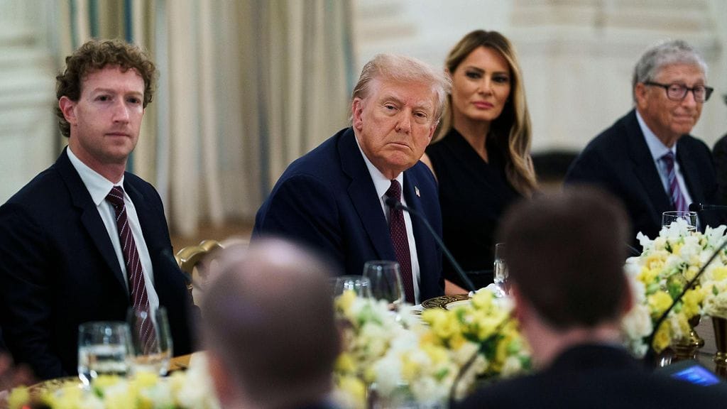 Trump on pitänyt läheisiä välejä teknologiajättien pomoihin. Kuvassa Donald ja Melania Trumpin vieressä vasemmalla Metan perustaja Mark Zuckerberg ja oikealla Microsoftin perustaja Bill Gates.