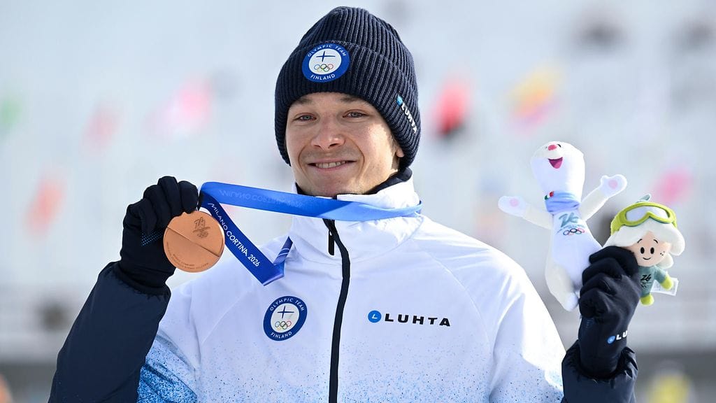 Eero Hirvonen ja yhdistetyn olympiapronssi.