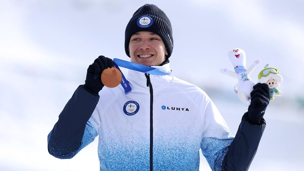 Eero Hirvonen juhlii olympiapronssia 30-vuotiaana arvokisamitalistina.