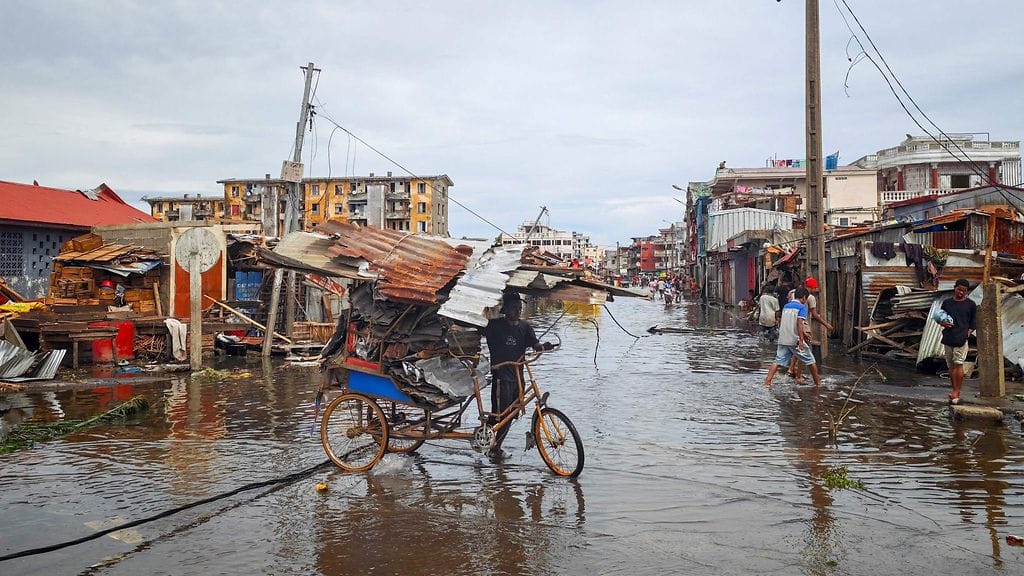 Mies talutti polkupyörää tulvivan kadun läpi Toamasinassa Madagaskarin itärannikolla, jonne trooppinen sykloni Gezani iski keskiviikkona.