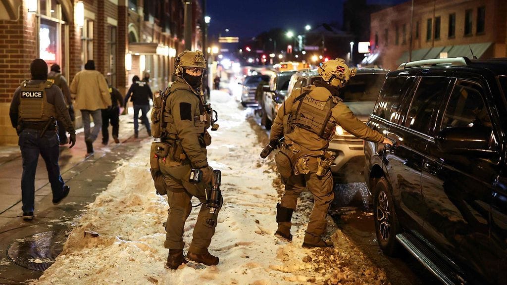 Yhdysvaltain sisäisen turvallisuuden tutkintaosaston viranomaiset poistuvat asuinrakennuksen edustalta pidätettyään mielenosoittajan Minneapolisissa viikko sitten torstaina.