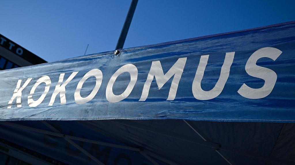 Kuvituskuvassa kokoomuksen puolueteltta Hakaniemen maalaismarkkinoilla Hakaniementorilla Helsingissä 1. helmikuuta.