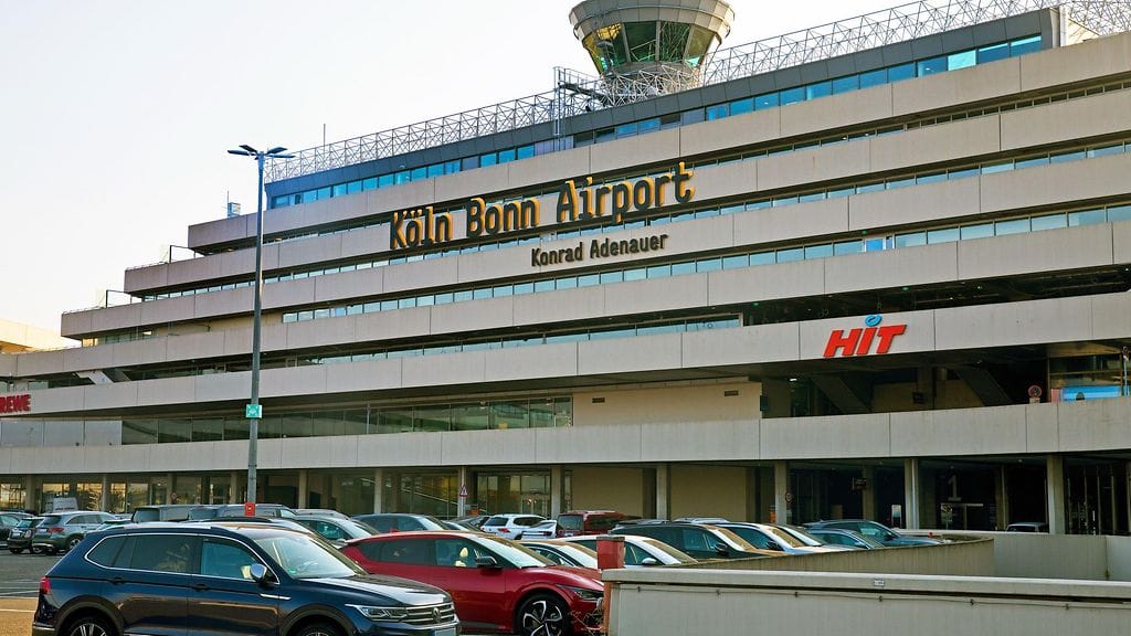 Saksan kuudenneksi suurimmalla lentoasemalla kaikki toiminnot on keskeytetty toistaiseksi.