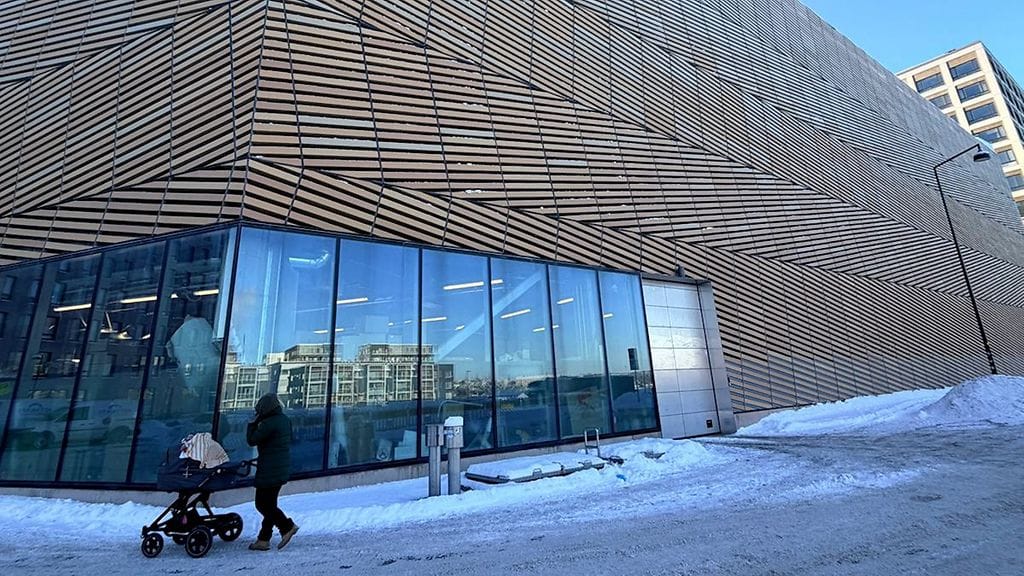 Helsingin Jätkäsaaressa sijaitsevan pysäköintitalon ylin taso suljetaan.