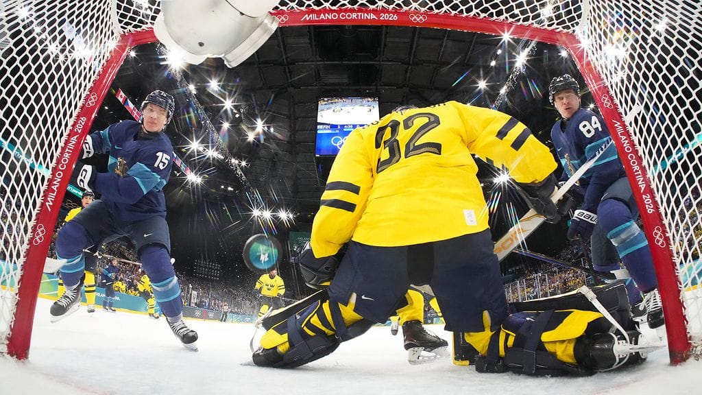 Anton Lundell ohjasi Eetu Luostarisen tarjoilusta Leijonat 2-1-johtoon Ruotsia vastaan.