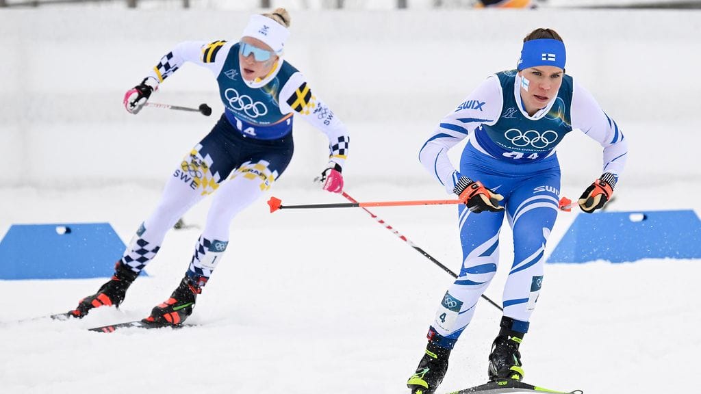 Suomen Jasmi Joensuu ja Ruotsin Jonna Sundling painelemassa viestin ankkuriosuudella.