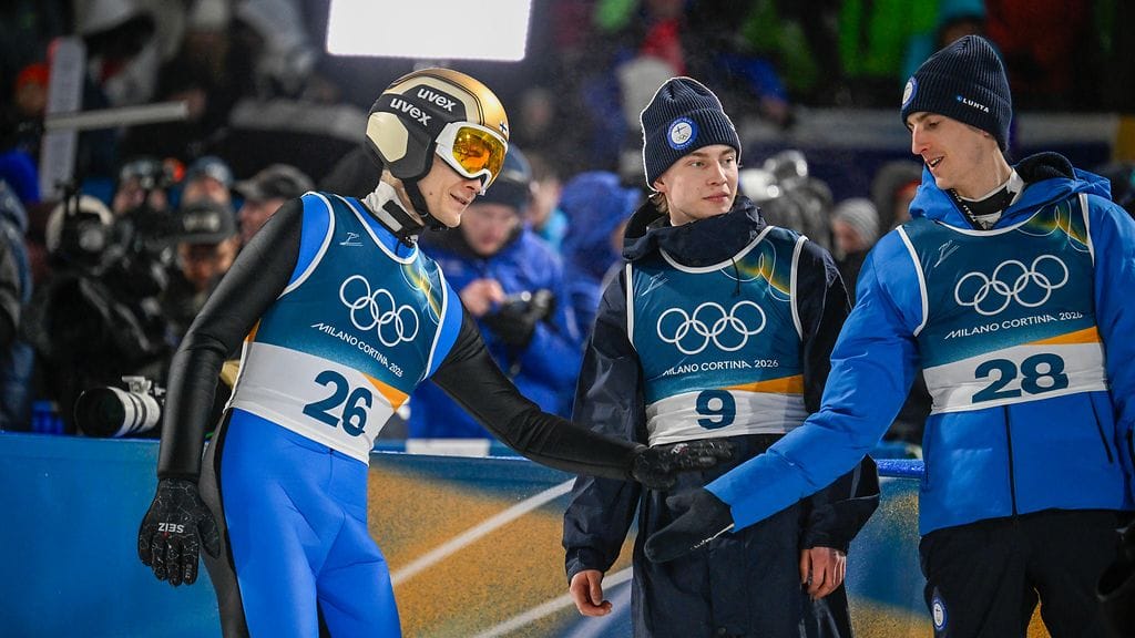 Antti Aalto (vas.) hyppäsi suurmäen olympiakilpailussa suomalaismiehistä parhaiten. Vieressä Vilho Palosaari ja Niko Kytösaho.