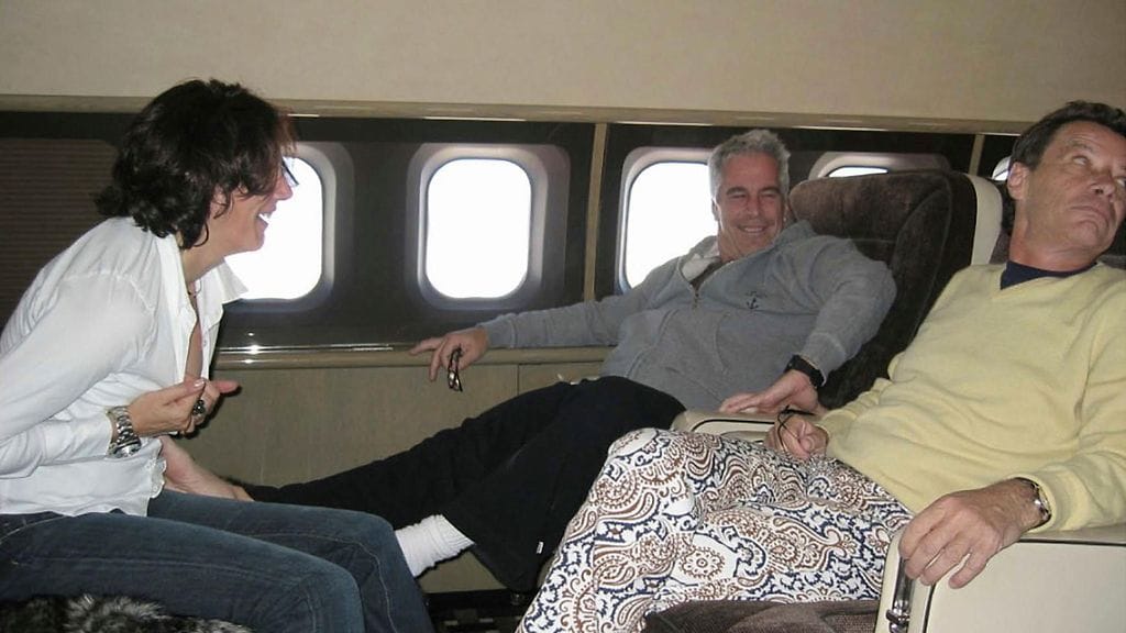 Ghislaine Maxwell, Jeffrey Epstein ja Jean-Luc Brunel Epsteinin yksityiskoneessa.