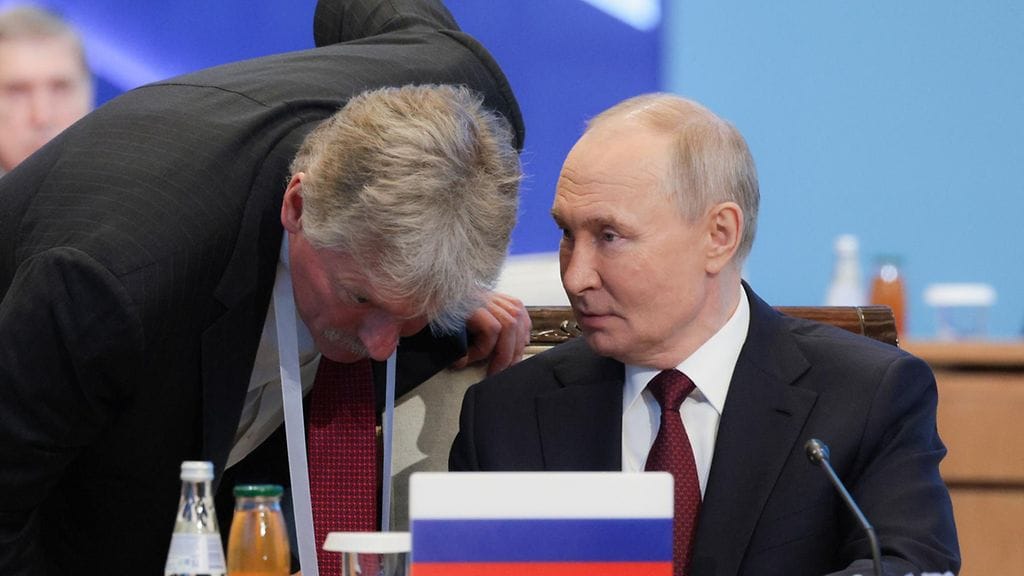 Krelmin tiedottaja Dmitri Peskov ja Venäjän presidentti Vladimir Putin marraskuussa 2024.