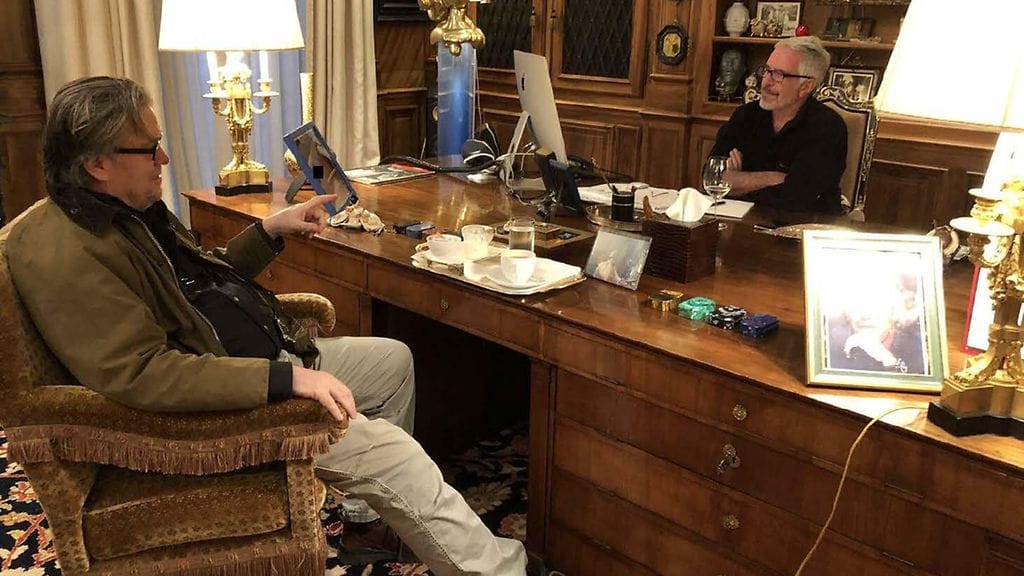 Steve Bannon ja Jeffrey Epstein Yhdysvaltojen ulkoministeriön julkaisemassa kuvassa.