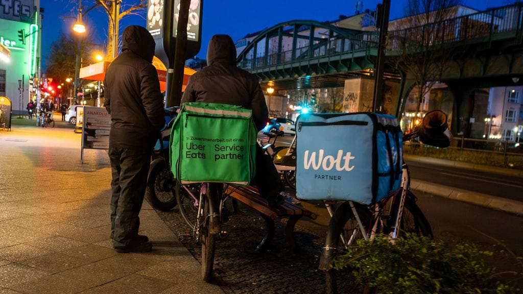 Toteutuuko tämä näky tulevaisuudessa myös Suomessa? Ruoankuljetuspalvelut Uber Eats ja Wolt toimivat Saksan pääkaupungissa Berliinissä.