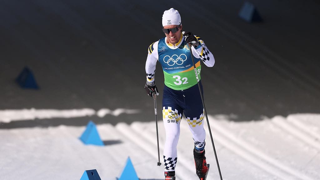 Ruotsin viestihiihdosta tuli pannukakku. Kuvassa kakkososuuden hiihtänyt Calle Halfvarsson.