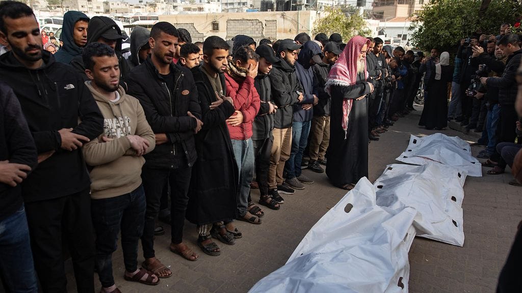 Palestiinalaisia rukoilemassa Israelin Gazaan Jabalian ja Khan Yunisin alueille tekemissä ilmaiskuissa kuolleiden muistoksi.