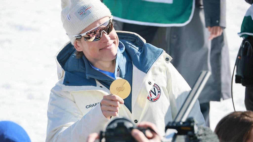 Johannes Hösflot Kläbo voitti miesten viestissä uransa yhdeksännen olympiakultansa. Hän on nyt eniten kultamitaleita voittanut talviurheilija.