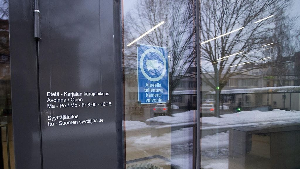 Syytteessä on naisen aviomies, joka oli syyttäjän mukaan aiemminkin kohdistanut vaimoonsa väkivaltaa.