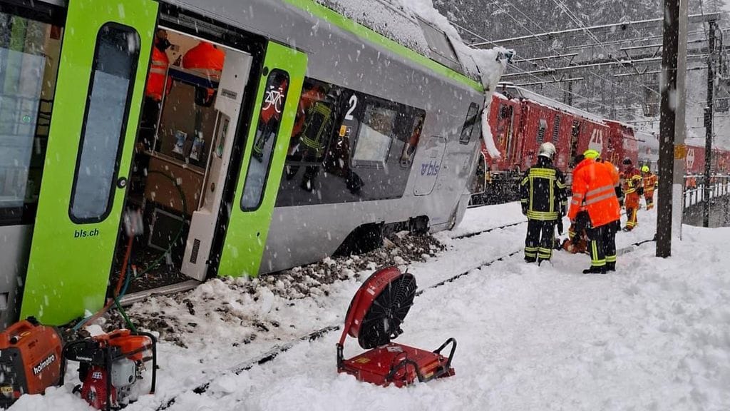 Valais'n kantonin poliisi julkaisi kuvan Goppensteinista Etelä-Sveitsistä, jossa paikallisjuna suistui kiskoilta tänään maanantaina.