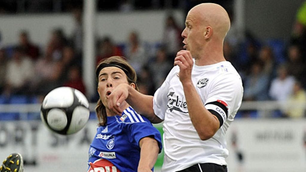 Jani Kauppila (oik.) taistelee pallosta HJK:n Johannes Westön kanssa.