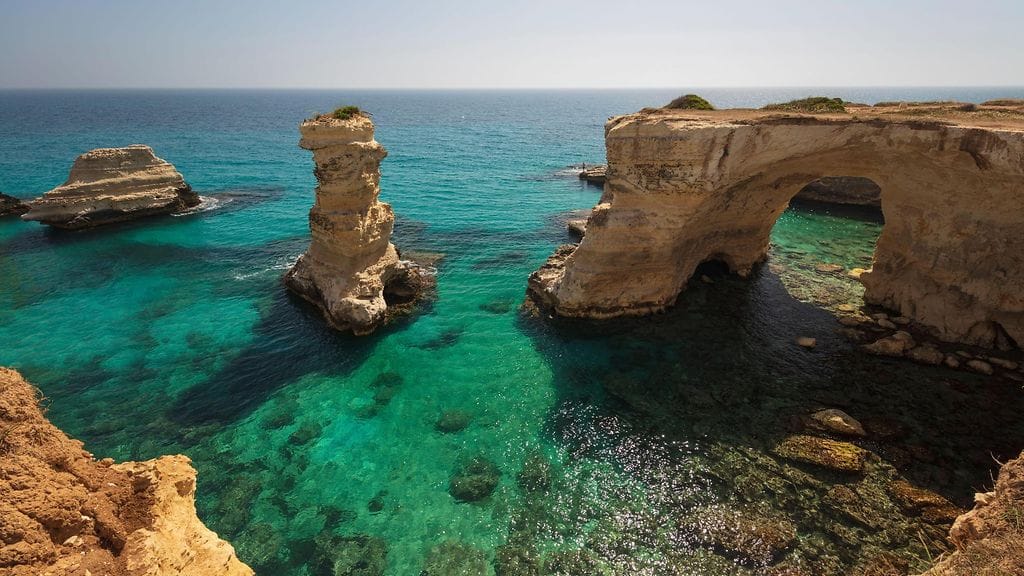 AOP Faraglioni di Sant'Andrean luonnonkivimuodostelma Italiassa.