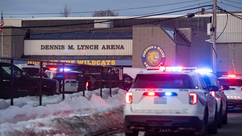 Ampuminen tapahtui maanantaina Pawtucketin kaupungissa sijaitsevassa jäähallissa kesken lukion jääkiekko-ottelun.