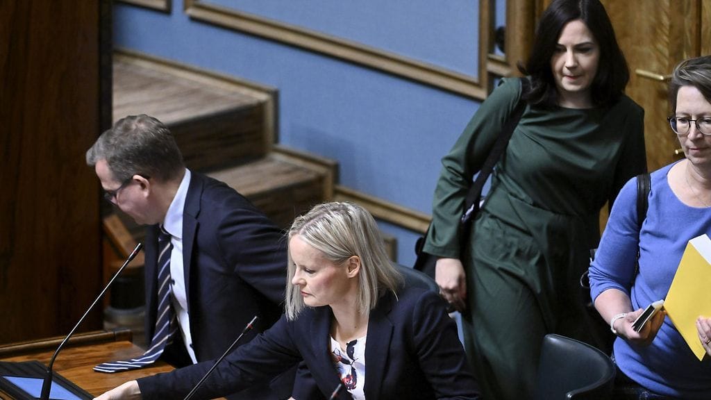 Pääministeri Petteri Orpo, valtiovarainministeri Riikka Purra, sosiaaliturvaministeri Sanni Grahn-Laasonen sekä maa- ja metsätalousministeri Sari Essayah (oik) eduskunnan täysistunnossa Helsingissä lokakuussa 2023.