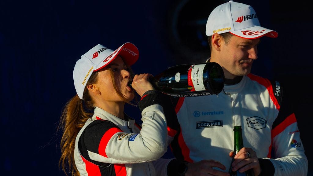 Janni Hussi ja Teemu Suninen juhlivat WRC2-luokan kakkostilaa Ruotsin MM-rallissa.