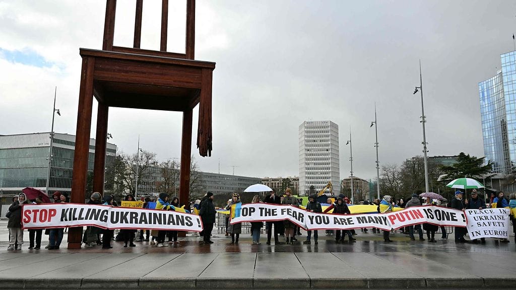 LK 17.2.2026 Mielenosoittajia Venäjän, Ukrainan ja Yhdysvaltojen neuvottelijoiden kokouspaikan ulkopuolella Genevessä Sveitsissä 17. helmikuuta 2026.