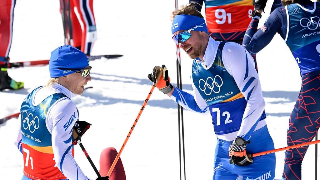 Lauri Vuorinen ja Joni Mäki kävivät parisprinttifinaalin jälkeistä taklaustilannetta läpi.