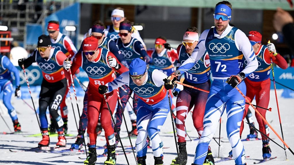 Miesten parisprinttifinaalin vaihdoissa oli ruuhkaa suuren joukon hiihdettyä läjässä. Joni Mäki on kuvassa lähettämässä Lauri Vuorista osuudelle.