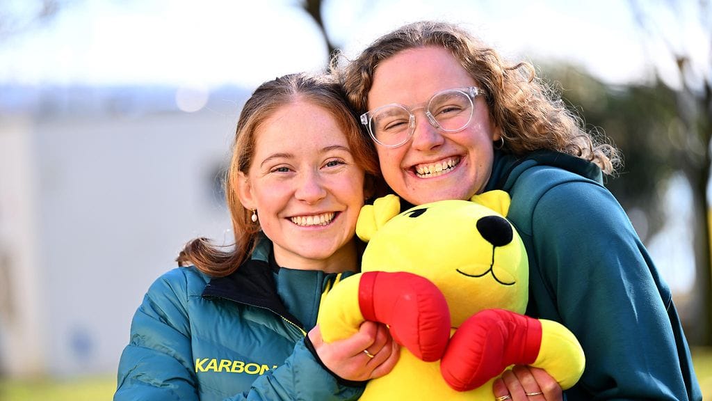 Australialaishiihtäjät Phoebe Cridland (vas.) ja Rosie Fordham ottavat ilon irti ensimmäisistä olympialaisistaan.