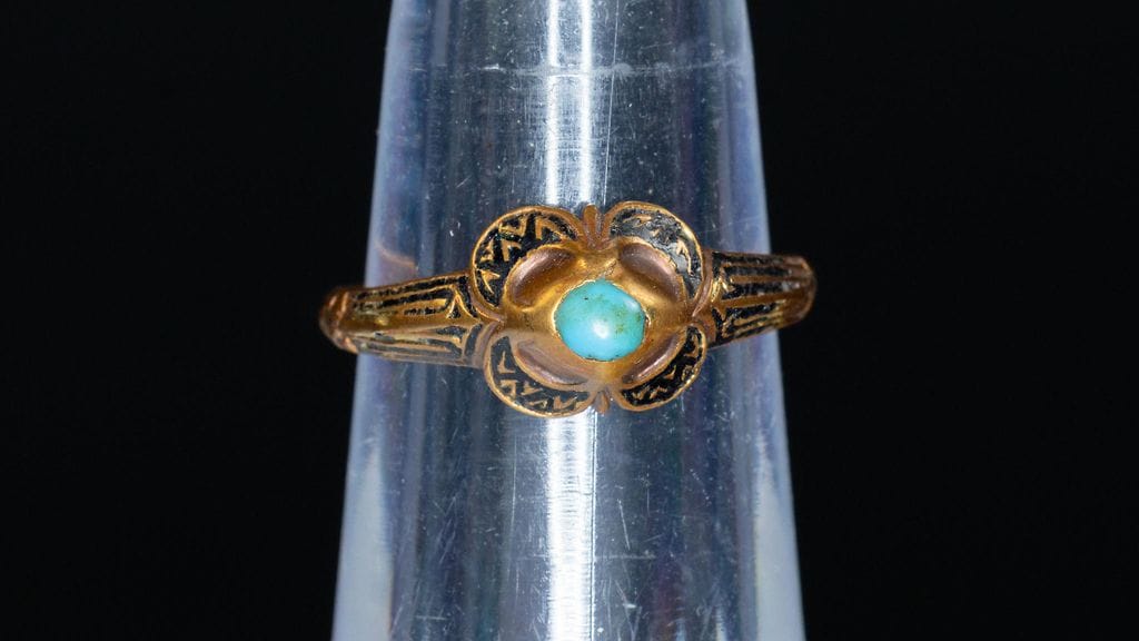 Kultasormus oli edelleen kiinni Kaarina Maununtyttären sormiluussa.