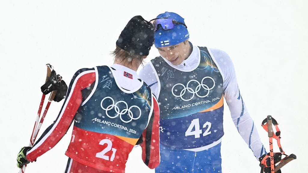 Eero Hirvonen onnitteli Norjan parikilpailun mestariksi ankkuroinutta, Milano-Cortinan olympialaisten kaikki kolme yhdistetyn kultaa voittanutta Jens Lurås Oftebrota.