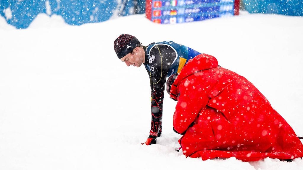 Parikilpailun hiihdossa kaatuillutta Vinzenz Geigeria otti koville. Saksan mitalimahdollisuudet menivät.
