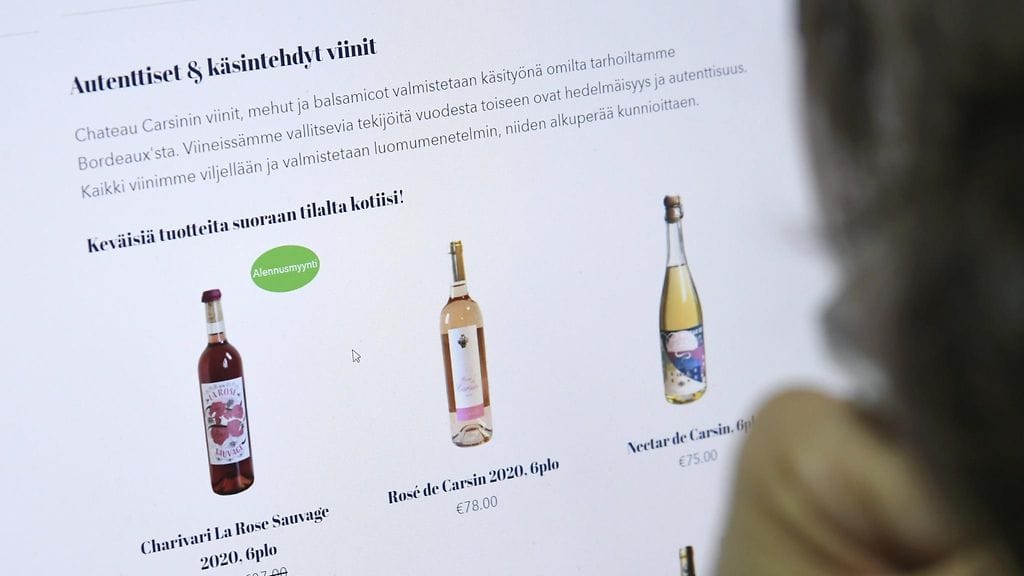 Kuvituskuvassa potentiaalinen asiakas katsele viinivalikoimaa Chateau Carsinin verkkosivuilta huhtikuussa 2021.
