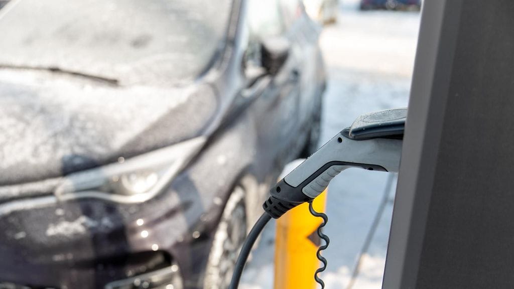 Jotta latauksesta suoriuduttaisiin mahdollisimman nopeasti, kannattaa akku esilämmittää pikalatausta varten. Kuvituskuva.