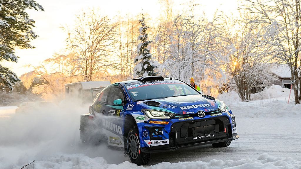 Roope Korhonen kaasutteli komeasti Rally2-luokan voittoon Ruotsin MM-rallissa.