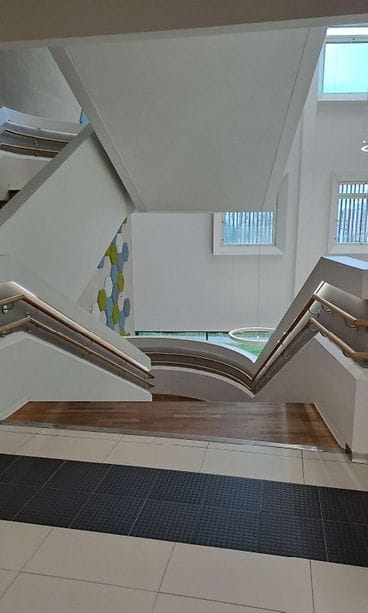 Poliisi_espoo_kouluhyökkäys_portaat