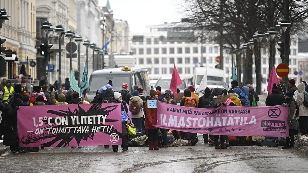 Mielenosoittajat sulkivat Pohjoisesplanadin liikenteeltä Helsingissä.