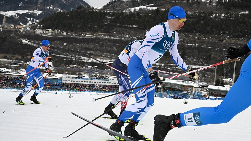 Arsi Ruuskanen sivakoi kuvassa Iivo Niskasen takana. Kolminkertaisen olympiavoittajan keskeyttäminen harmitti häntä kisan aikana.