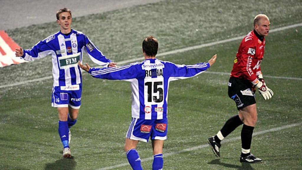 HJK:n Jarno Parikka (vas.) ja Paulus Roiha juhlivat, kuva: Pekka Sakki / Lehtikuva