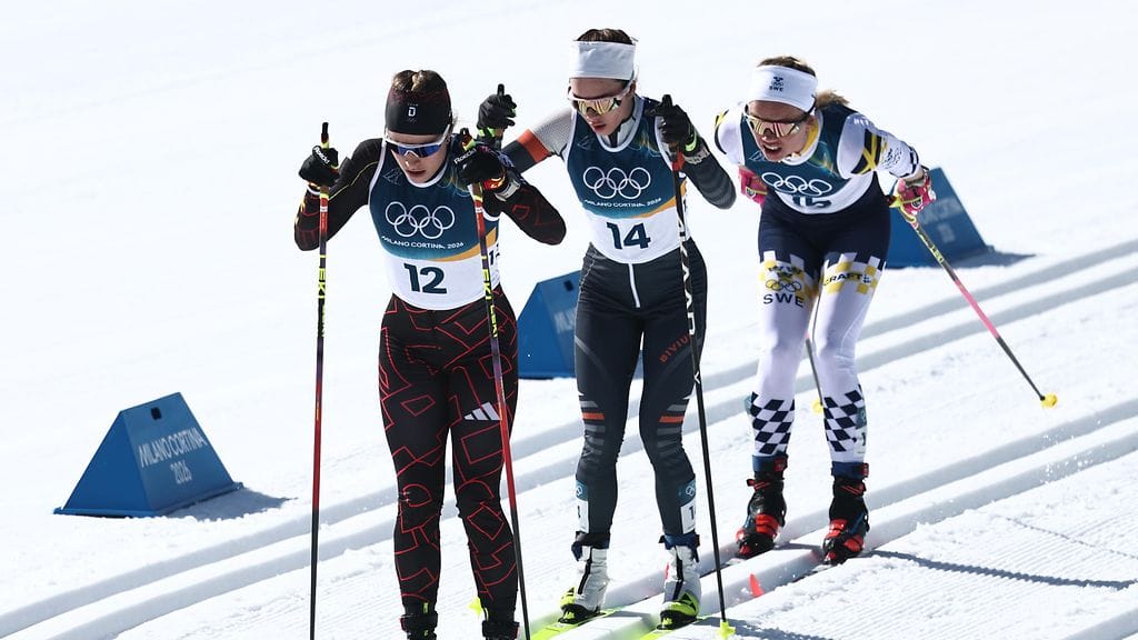 Edessä hiihtävä Katharina Hennig Dotzler sai maalissa tietää, että Darja Neprjajeva (keskellä) oli ottanut suksienvaihdossa hänen paremman parinsa.